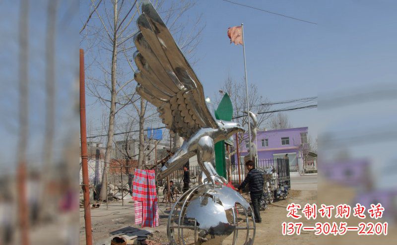 聊城不锈钢老鹰雕塑象征力量与美丽