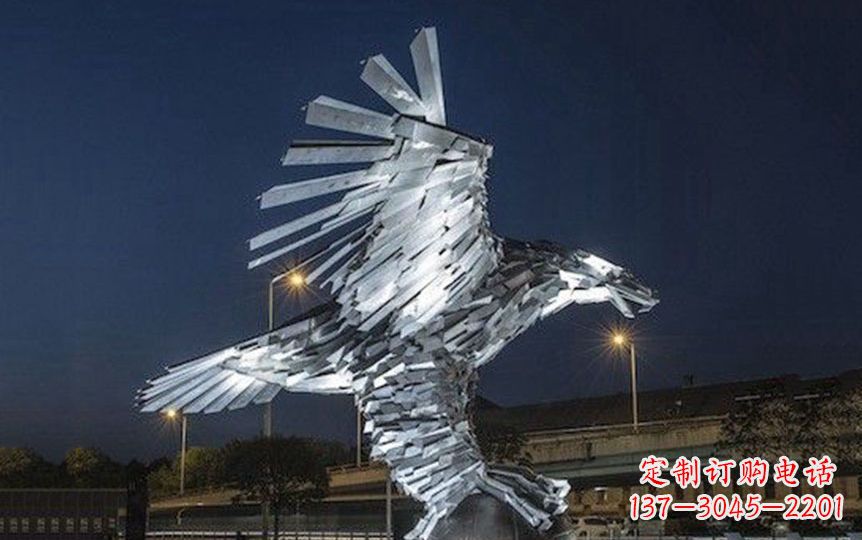 聊城金色老鹰展翅飞翔——不锈钢老鹰抓球广场景观雕塑