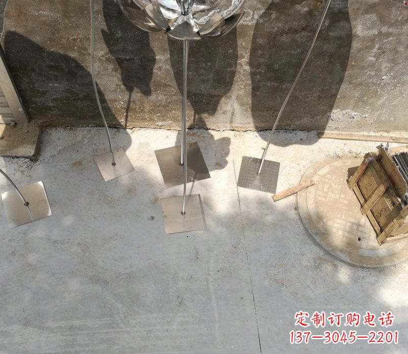 聊城不锈钢荷叶雕塑给大厅带来精致优雅