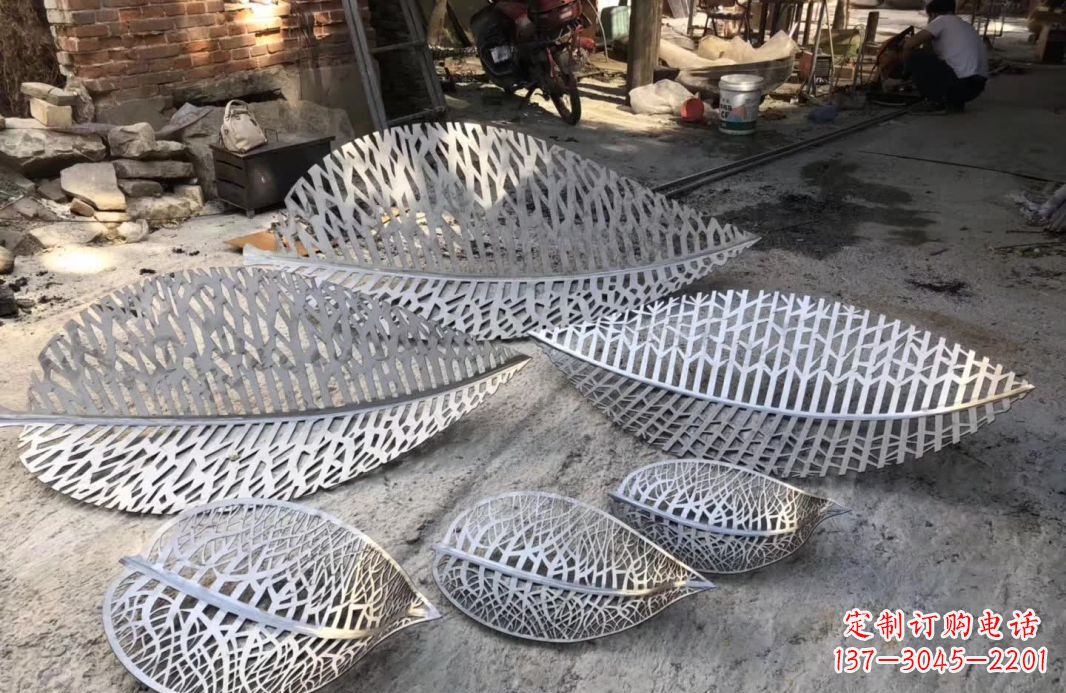 聊城不锈钢树叶雕塑美丽的自然之美