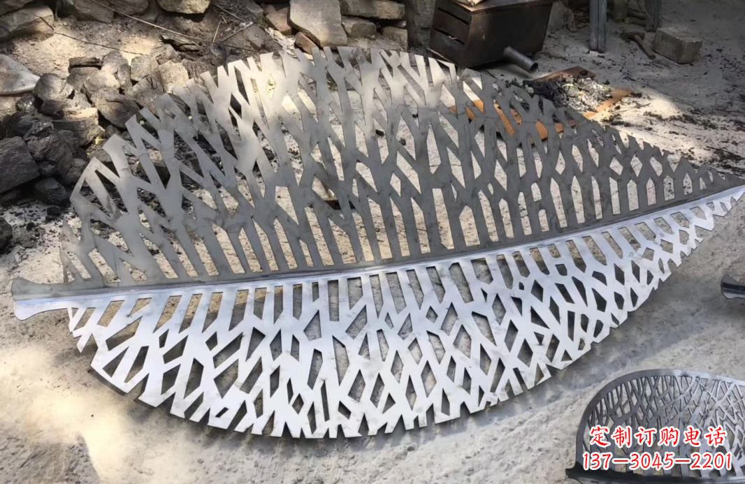 聊城不锈钢镂空树叶雕塑艺术的精美结合