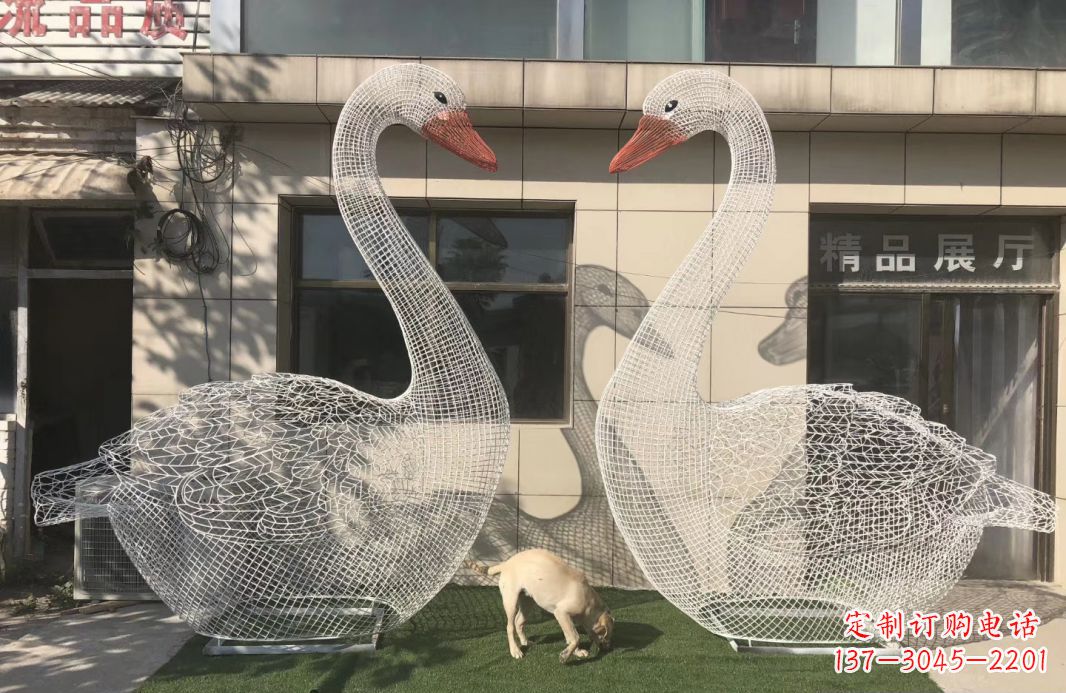 聊城不锈钢镂空天鹅雕塑给室外增添美感