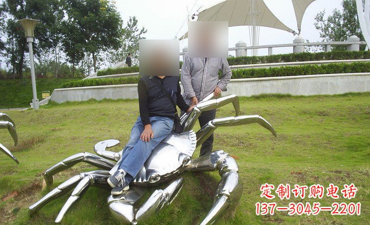 聊城不锈钢螃蟹雕塑艺术美化公园环境