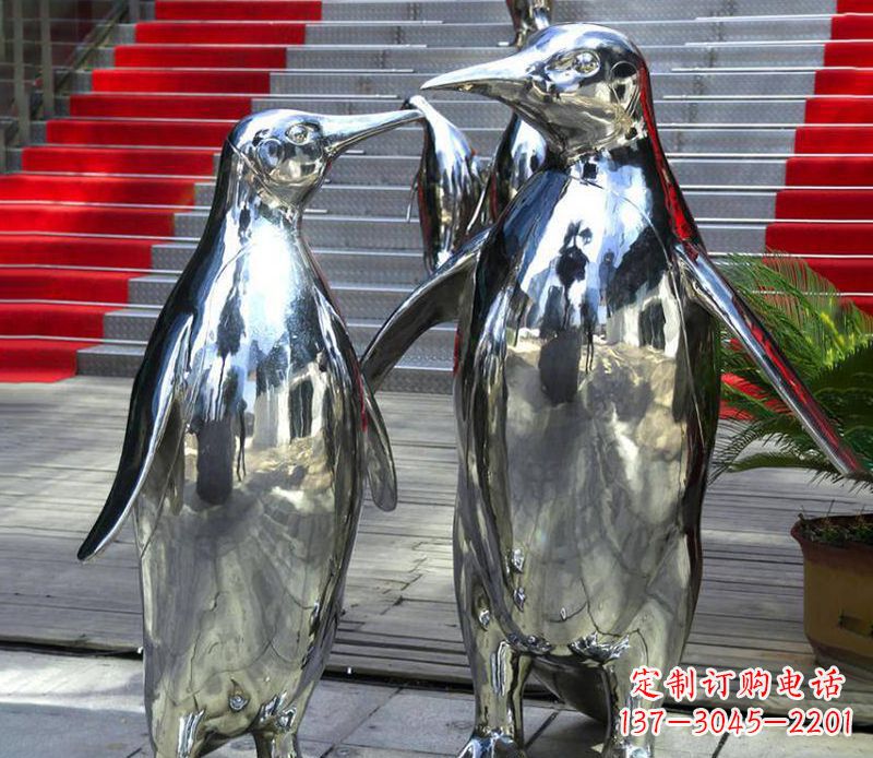 聊城不锈钢企鹅雕塑传递着浓浓爱意
