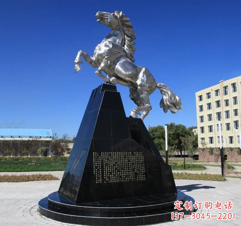 聊城不锈钢企业广场上的马雕塑