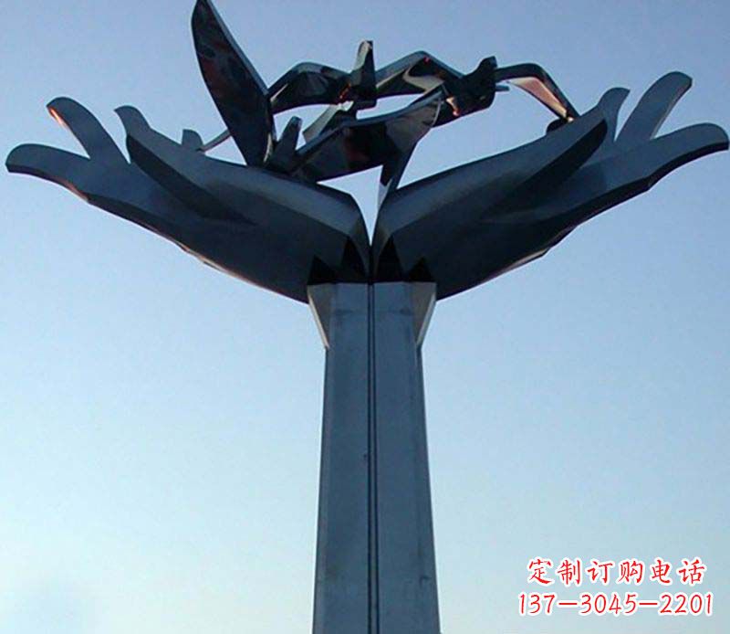 聊城不锈钢手托鸽子雕塑象征着和平与爱
