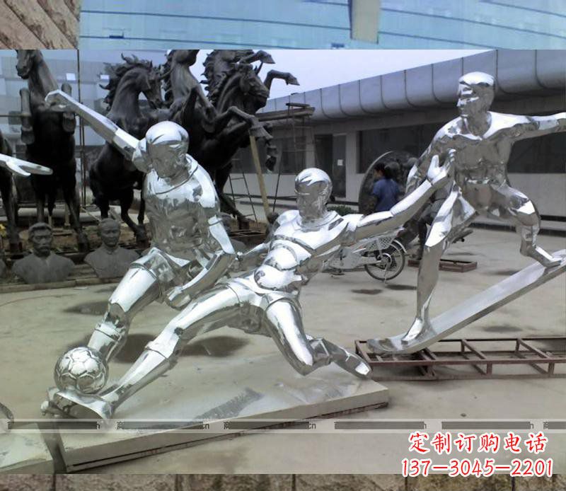 聊城玩足球的不锈钢雕塑