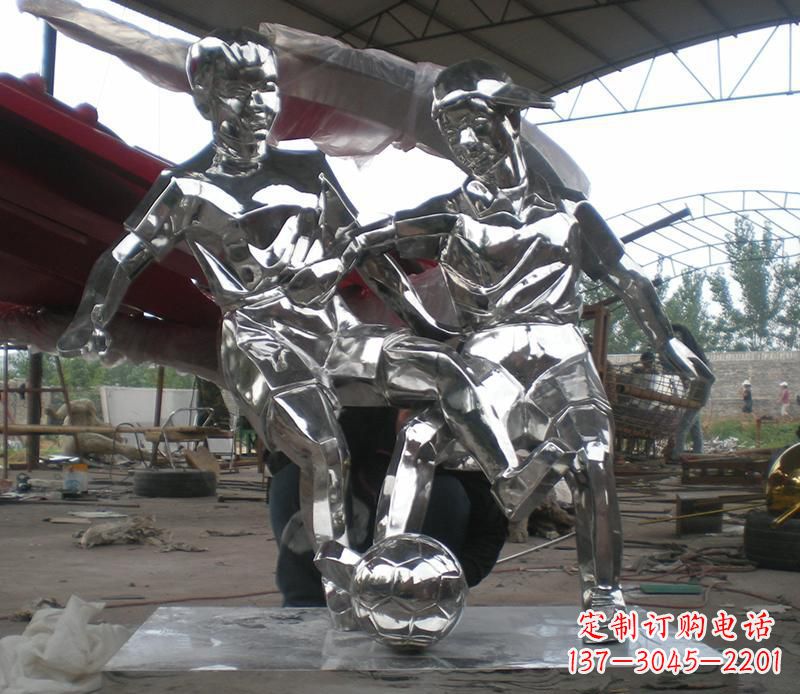 聊城展现足球精神的不锈钢雕塑