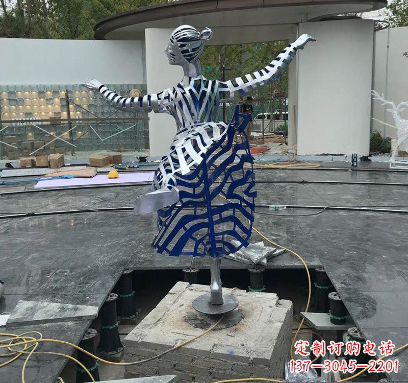 聊城不锈钢女孩——精美雕塑