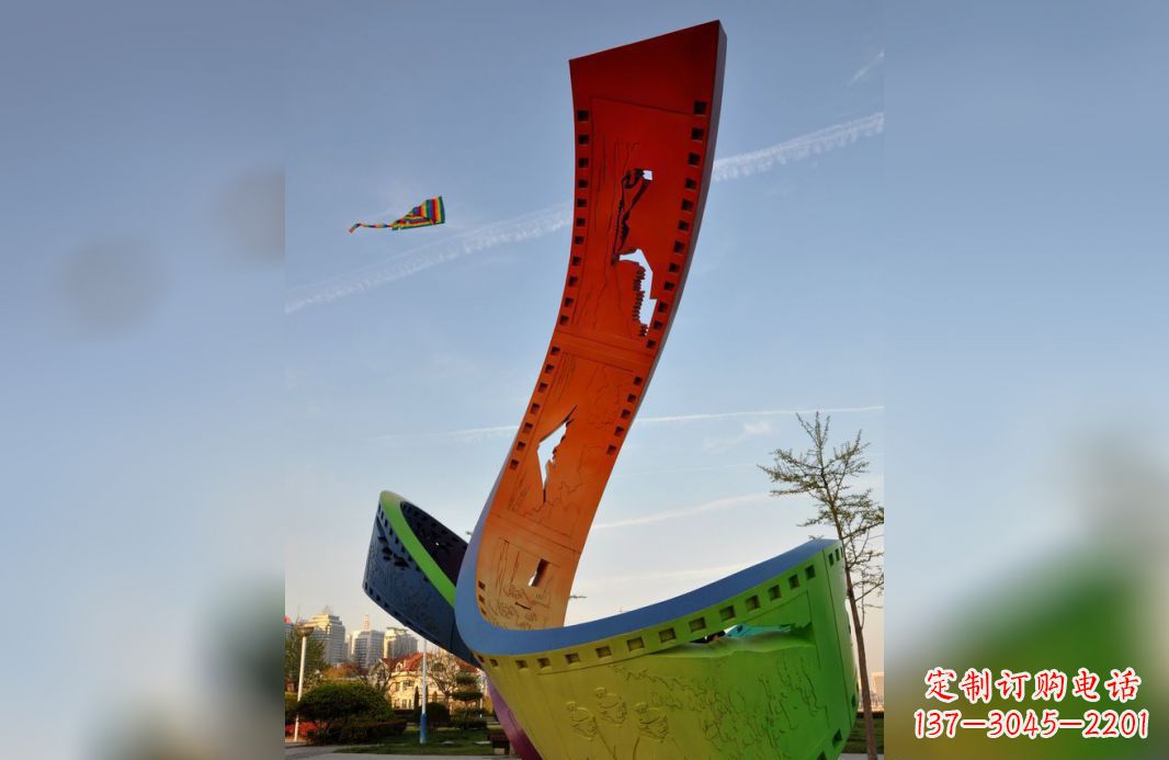 聊城不锈钢五彩胶卷广场雕塑——现代美学的象征