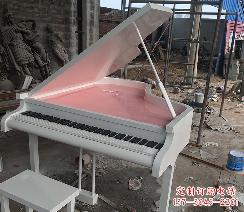 聊城校园里的钢琴雕塑