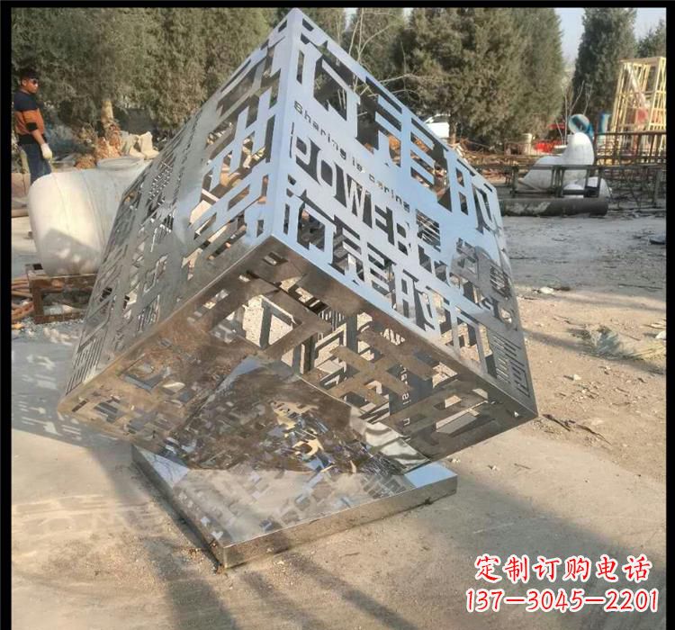 聊城不锈钢艺术镂空魔方雕塑给空间带来新的灵感