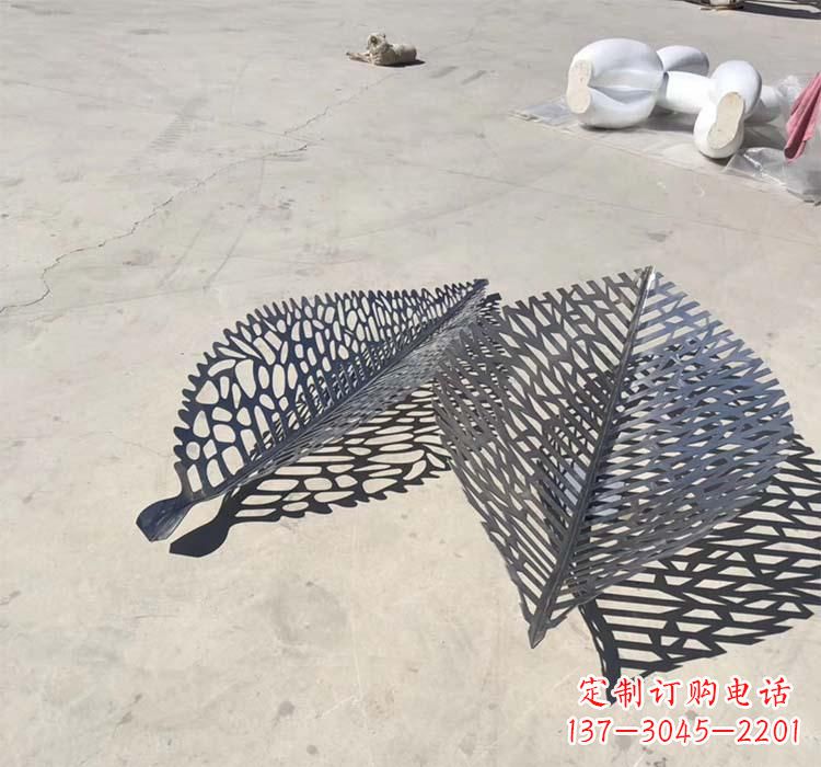 聊城不锈钢园林镂空树叶雕塑给空间增添美感