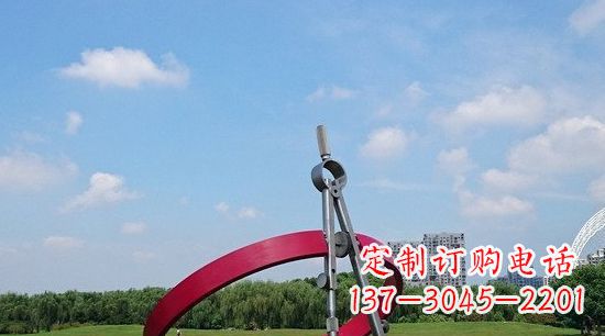 聊城不锈钢圆规雕塑环绕着美景