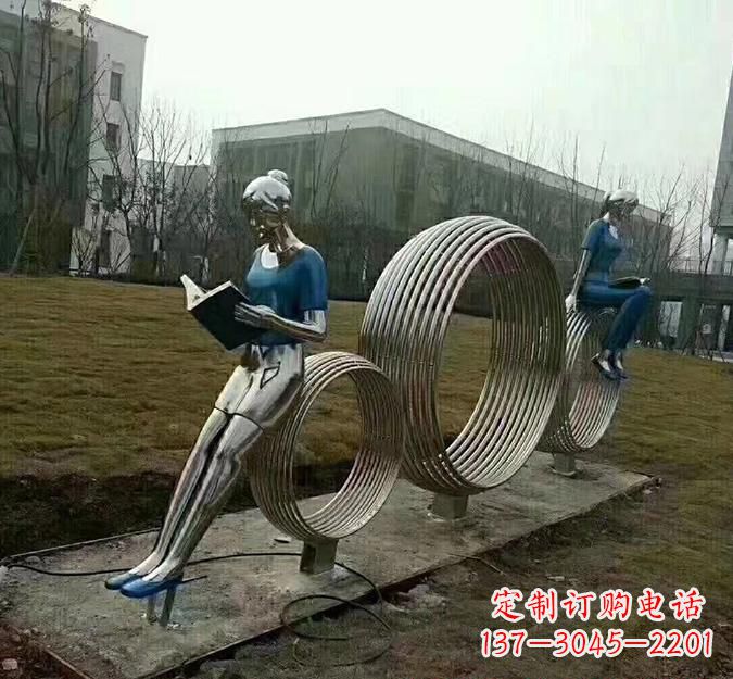 聊城圆环读书人雕塑