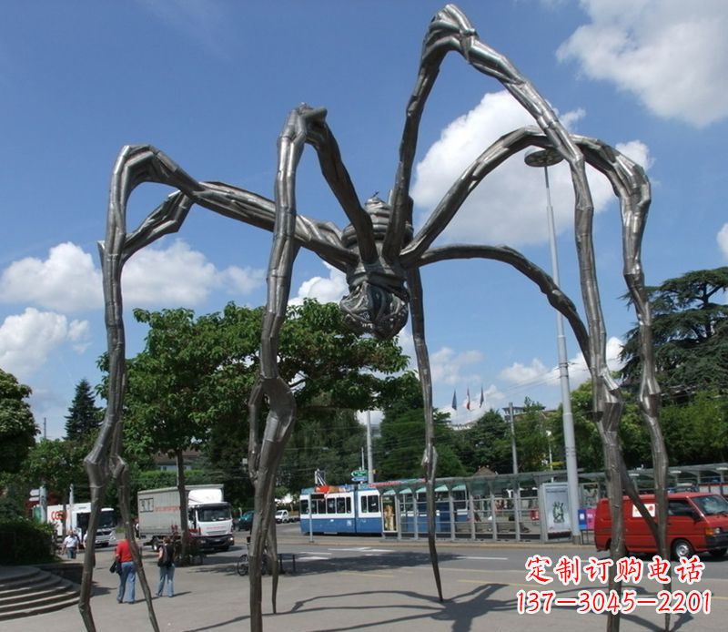 聊城蜘蛛侠雕塑点缀不锈钢的景观