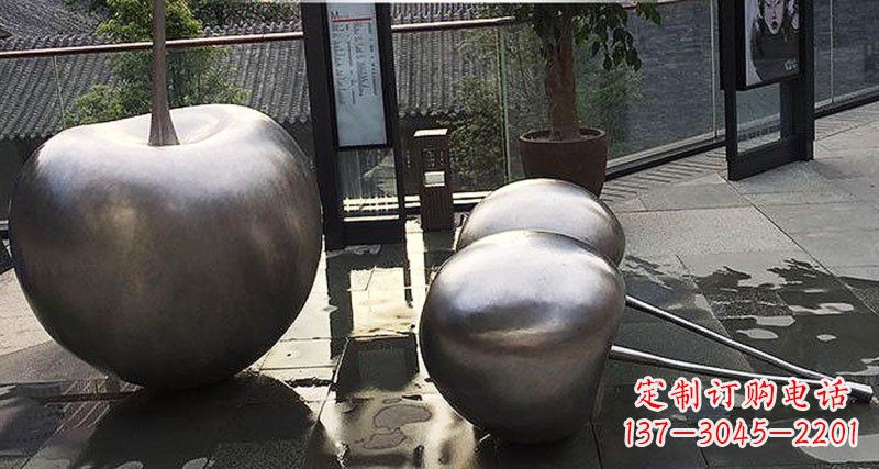 聊城樱桃雕塑点缀步行街美丽景观