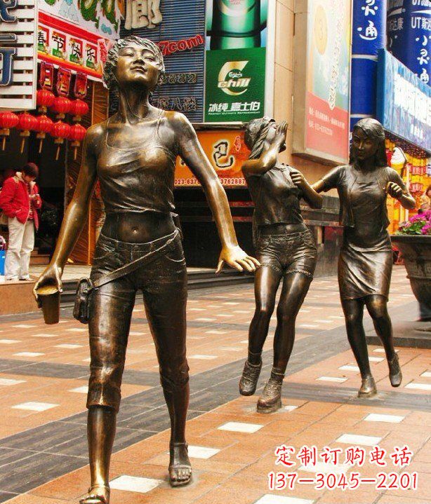 聊城步行街逛街的女孩以铜雕的形式永久保存