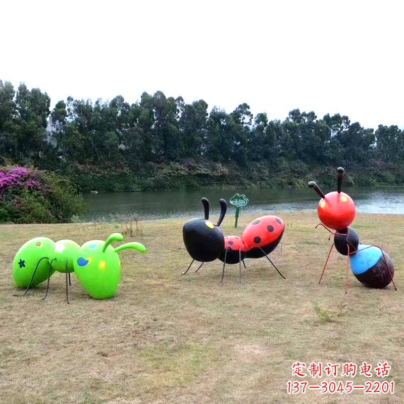 聊城彩绘玻璃钢蚂蚁雕塑——精致又充满动感
