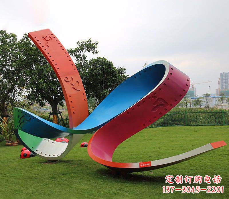 聊城动态彩色不锈钢胶卷雕塑