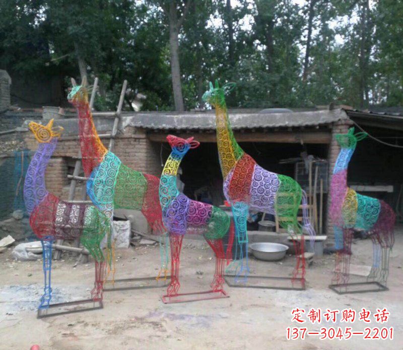聊城彩色不锈钢镂空长颈鹿雕塑它的美丽