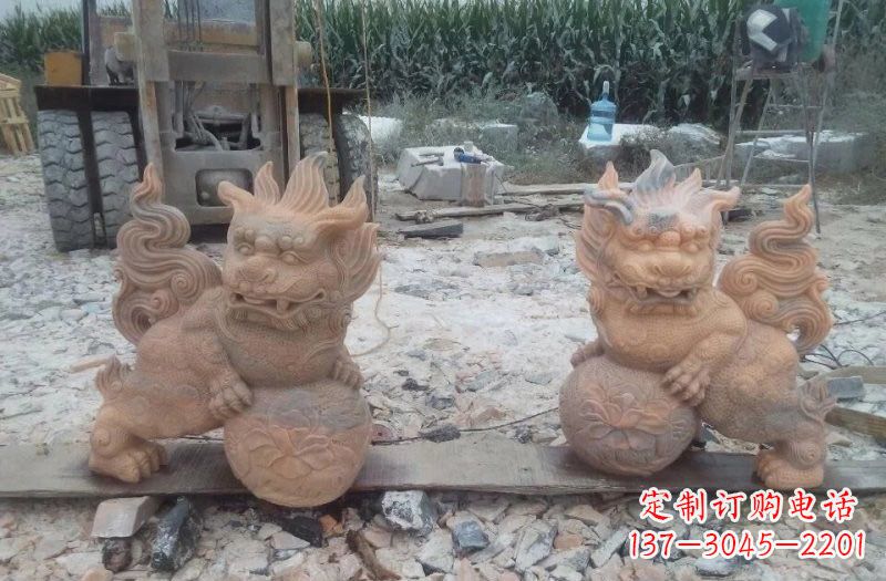 聊城狮子雕塑踩球小狮子石雕