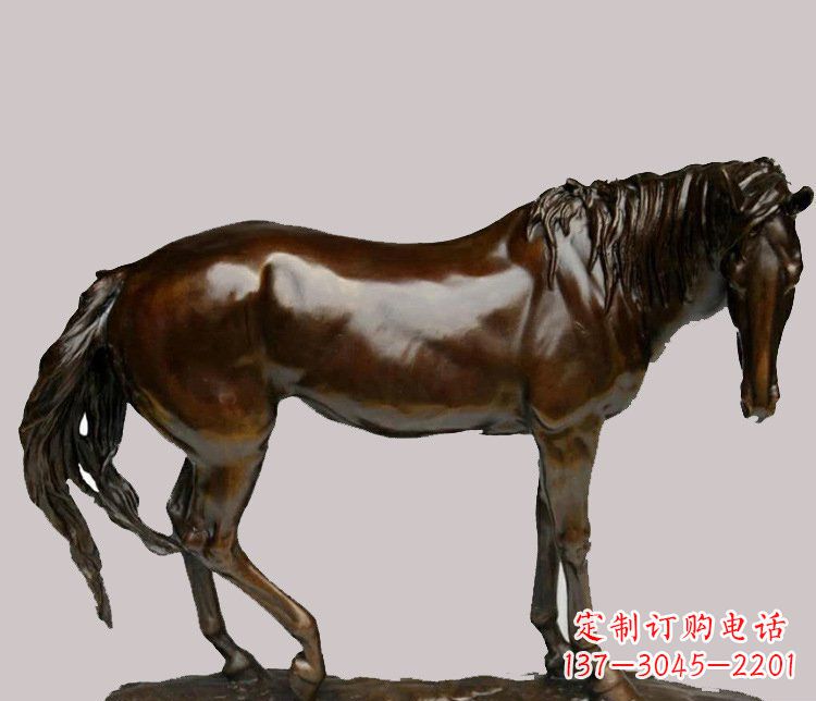 聊城草原上的动物雕塑