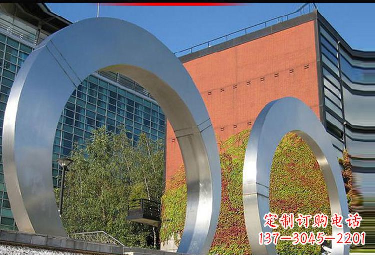 聊城城市空间里的不锈钢圆环雕塑