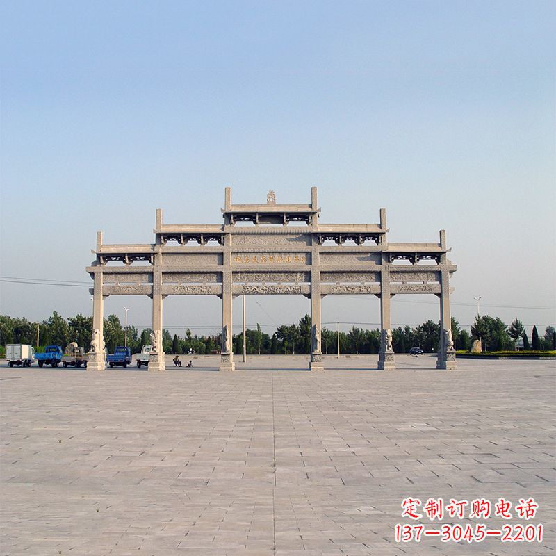 聊城精美石雕牌坊点缀城市广场