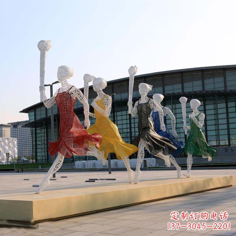 聊城城市街道广场持火炬跑步的美女雕塑
