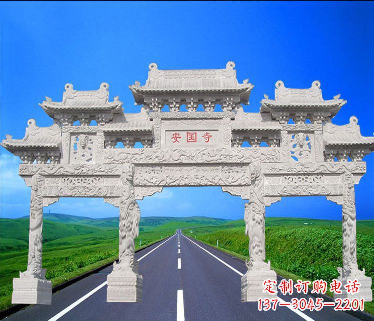 聊城城市中的石雕牌坊雕塑