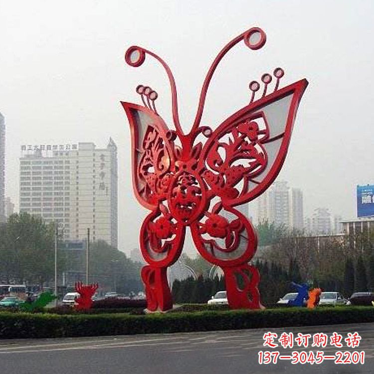 聊城绿化带上的大型红色蝴蝶雕塑