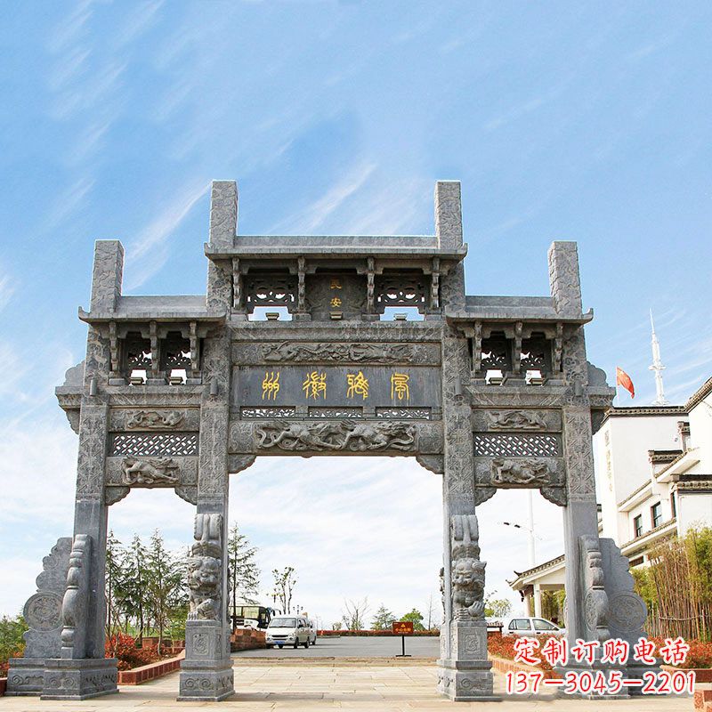 聊城城市园林中精美的牌坊雕塑