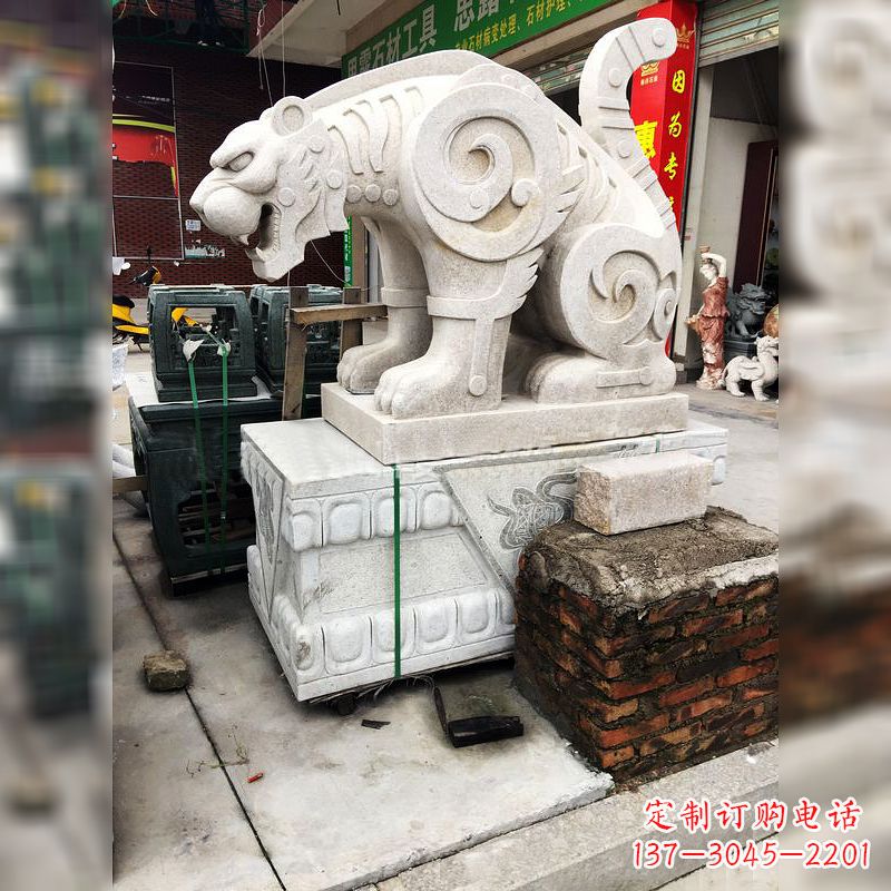 聊城大理石广场大门上的精美豹子雕塑