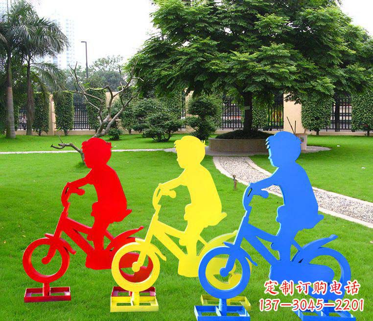 聊城青春无悔——一尊男孩骑车雕塑