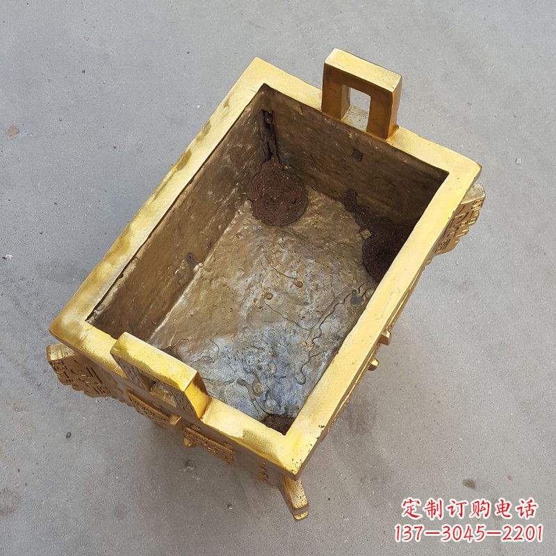 聊城以纯铜铸造的金色香炉鼎