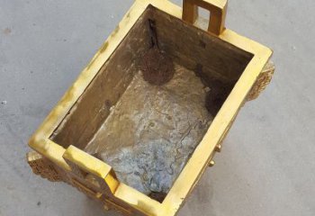 聊城以纯铜铸造的金色香炉鼎