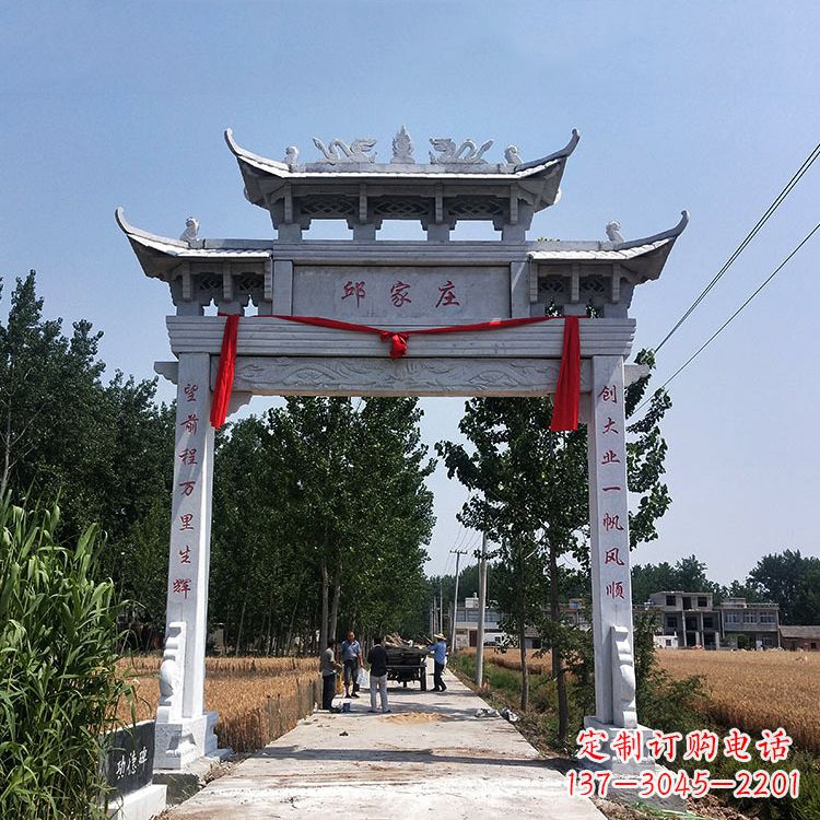 聊城古村落中的石牌坊雕塑