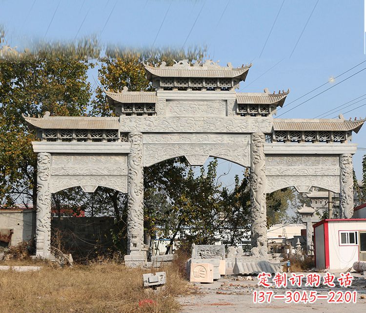 聊城村镇门口的石雕牌坊展现精湛工艺
