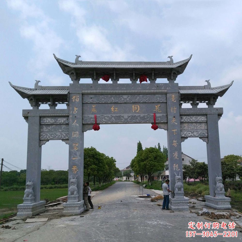 聊城青石三门牌坊雕塑传承中国古典文化