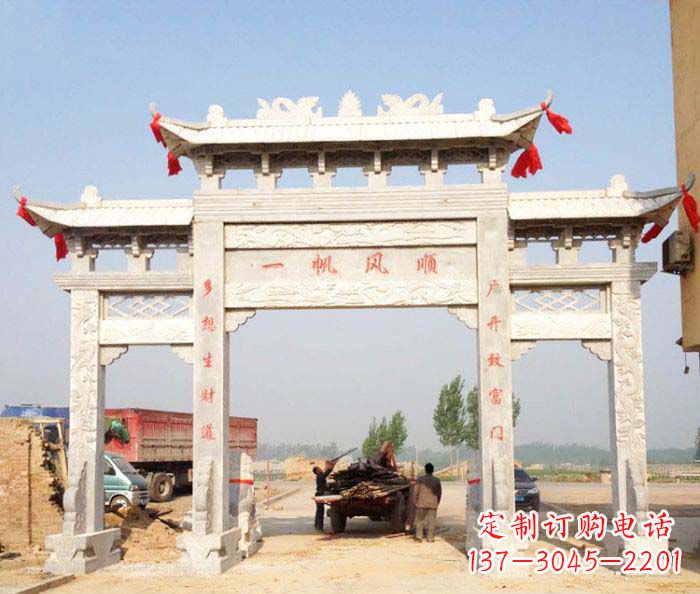 聊城村庄大理石三门牌坊石雕。
