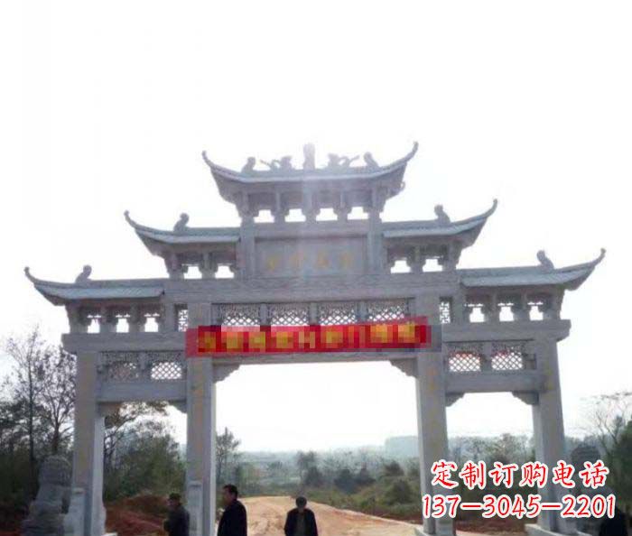 聊城三门石雕牌楼古老而精美的雕塑