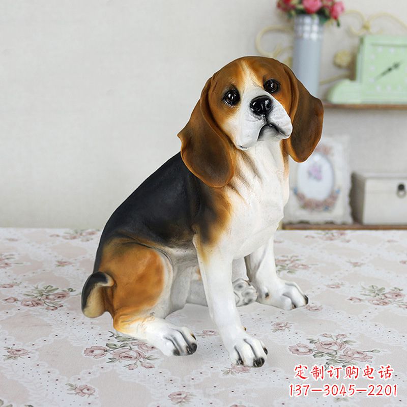 聊城玻璃钢蹲姿仿真比格犬雕塑