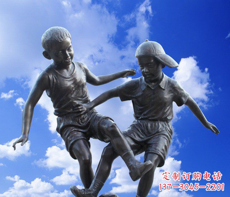 聊城校园玻璃钢仿铜儿童踢球景观雕塑