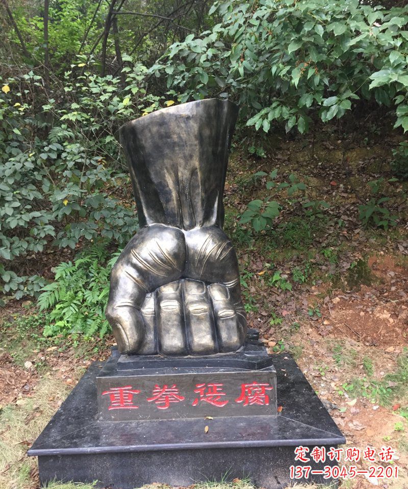 聊城高端铜拳头雕塑