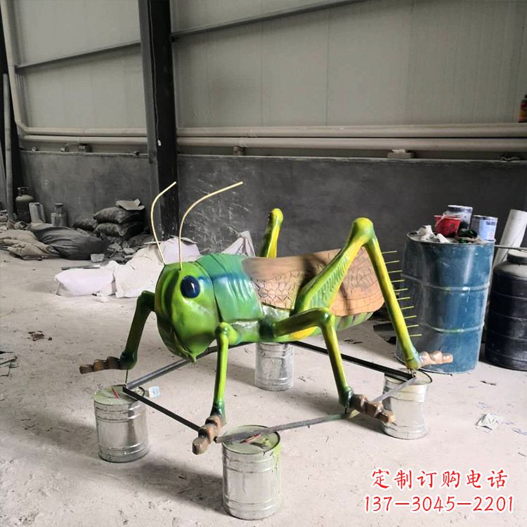 聊城仿真蚂蚱玻璃钢蝗虫雕塑