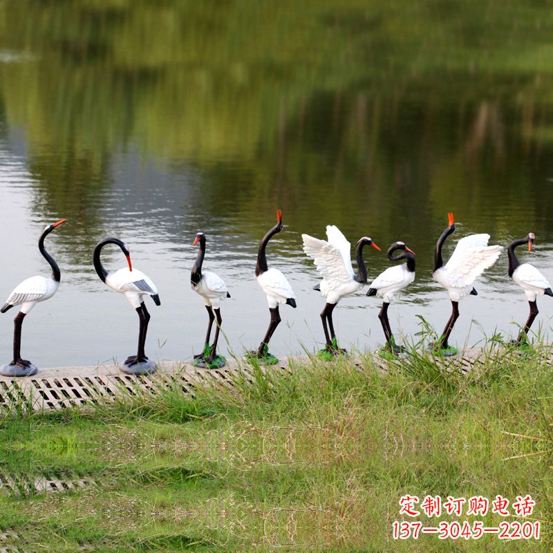 聊城仿真仙鹤玻璃钢水景雕塑摆件-公园水池水塘琥珀动物雕塑