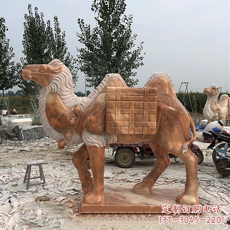 聊城负重骆驼石雕晚霞红