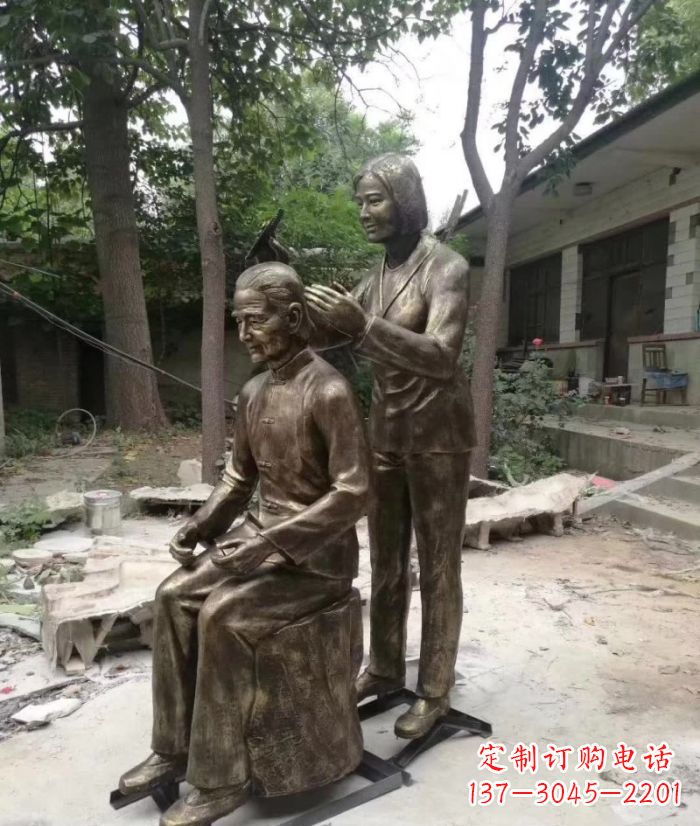 聊城纪念母亲的传统铜雕梳头人物