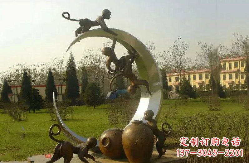 聊城不锈钢猴子拉月亮雕塑